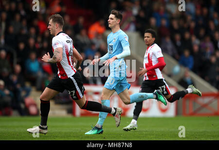 La ville de Cheltenham (gauche-droite) Joe Rodon, Coventry City's Tom Bayliss et Cheltenham Town's Jerrell Sellars Banque D'Images