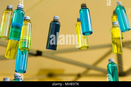 Bleu et jaune avec des bouteilles d'huile essence Banque D'Images