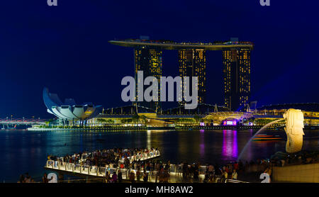 La ville de Singapour, Singapour - 16 avril 2018 : Marina Bay Sands de nuit le plus grand hôtel de l'Asie. Il ouvre ses portes le 27 avril 2010. Singapour le 16 avril 20 Banque D'Images