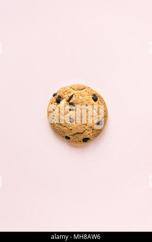 Chocolate chip cookie isolé sur fond pastel rose, vue du dessus, copy space Banque D'Images