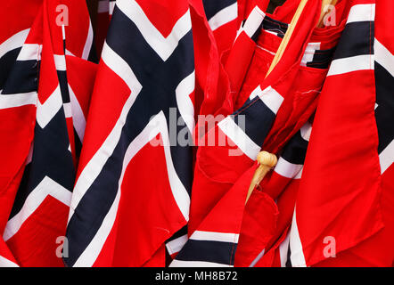 Close up de petits drapeaux norvégiens. Banque D'Images