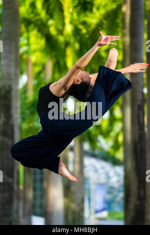 Femme élégante danseuse de ballet ballet de danse dans la ville de Singapour Banque D'Images