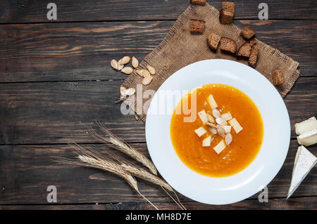 Soupe de potiron au bol blanc, d'un régime soupe aux légumes. Banque D'Images