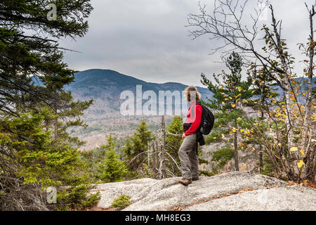 Vue depuis l'Est dans la montagne de hérisson corniches de Montagnes Blanches du New England Banque D'Images