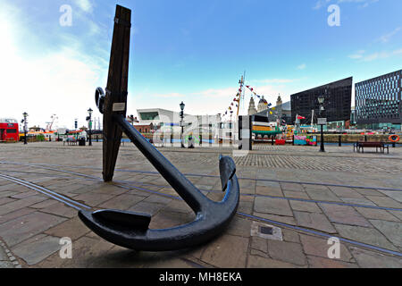 L'ancre du HMS Conway en face de la Merseyside Maritime Museum de Liverpool UK avec le bord de l'eau bâtiments dans la distance. Banque D'Images