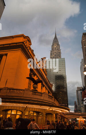 L'extérieur de la gare Grand Central avec vue lointaine du Chrysler Building at Dusk Banque D'Images