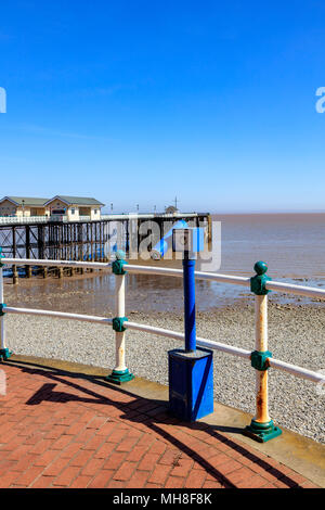 Le front de mer à Penarth, télescope et jetée dans le chaud soleil d'avril inhabituels, Vale of Glamorgan, Pays de Galles, Royaume-Uni Banque D'Images