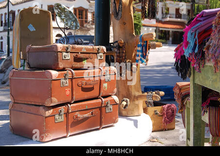 Vente de vieilles choses au niveau de la rue Marché aux puces à Limenas, Thassos, en Grèce. Trois vieilles valises empilées sur les quais sont en attente pour les acheteurs. Banque D'Images