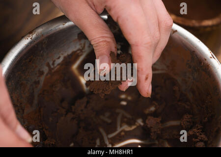 Teen femelle part faire des truffes au chocolat Banque D'Images