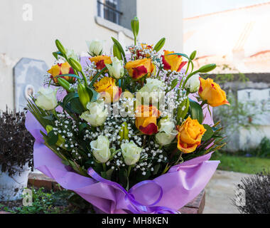 Bouquet de roses et lily dans un jardin Banque D'Images