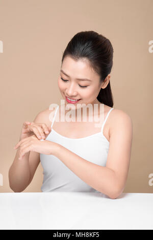 Concept de la peau propre et fraîche. Young Asian woman enjoying côté peau. Banque D'Images