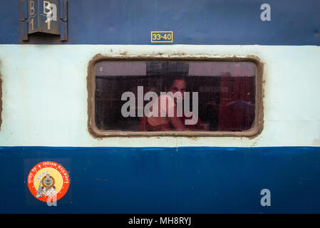 Une femme est assise dans un wagon de seconde classe à la gare de Sonepur, Inde. Banque D'Images