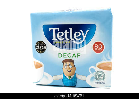 Largs, Ecosse, Royaume-Uni - 25 Avril 2018 : conteneur basé sur du papier recyclable ou sachet de thé décaféiné Tetley dans agreeme Banque D'Images