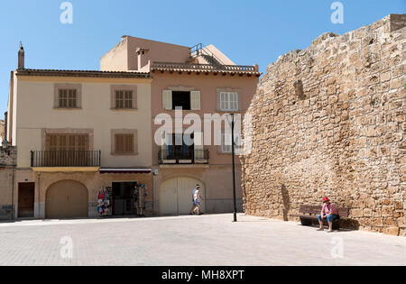 Alcudia, Majorque, Îles Baléares, Espagne. En 2018. L'enceinte médiévale et Cami de Ronda passerelle autour de la vieille ville d'Alcudia. Banque D'Images