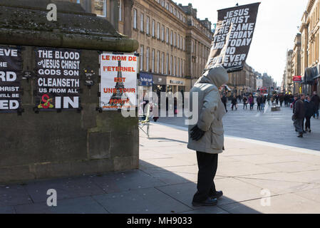 Christian prédicateur avec bannières et affiches à côté de Grey's Monument, Grey Street, Grainger Town, Newcastle upon Tyne, Tyne and Wear, Royaume-Uni. Banque D'Images