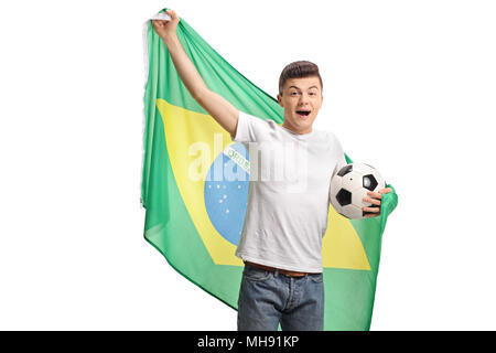 Les joyeux holding a football fan de foot et un drapeau brésilien isolé sur fond blanc Banque D'Images