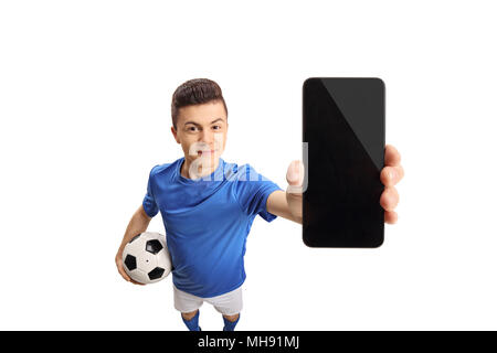 Teenage soccer player montrant un téléphone isolé sur fond blanc Banque D'Images