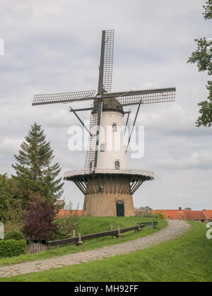 Cage de scène typiquement néerlandais moulin 'De Witte Juffer dans Zeelandic' IJzendijke - Flandre Orientale Banque D'Images