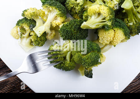 Le Brocoli bouilli sur une plaque, une inflorescence chou sur une fourchette, la saine alimentation, l'alimentation Ducane Banque D'Images