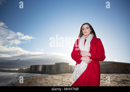 Femme à la plage, montrant l'émotion et l'expression traitement de l'anxiété, douleur, dépression et la santé mentale. Banque D'Images