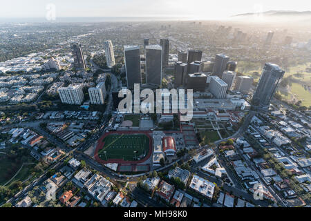Vue aérienne de l'après-midi du Siècle des bâtiments de la ville et les rues de Los Angeles, Californie. Banque D'Images
