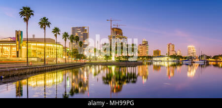 Saint Petersburg, Florida, USA Skyline sur la mer au coucher du soleil. Banque D'Images