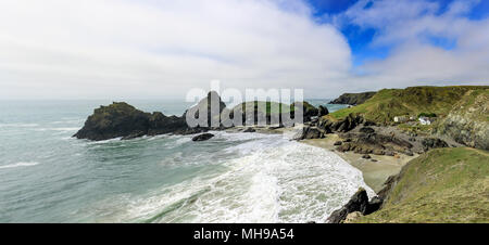 Panorama de la Cornish beauty spot Kynance Cove sur le lézard. Banque D'Images