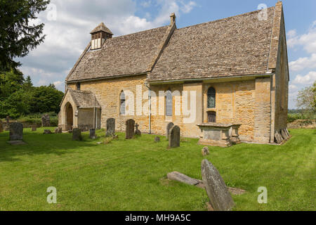 Hailes Église. Magnifique collection de pré - 1300 peintures murales. La petite église normande à points, Gloucestershire, se dresse en bordure d'un champ. Banque D'Images