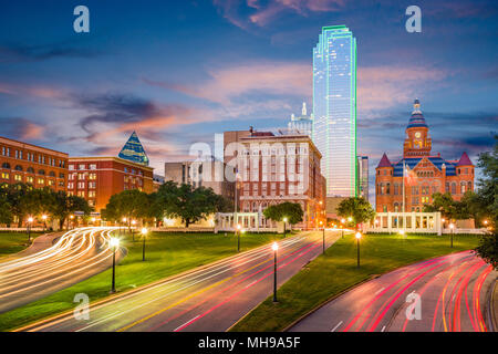 Dallas, Texas, USA skyline sur Dealey Plaza. Banque D'Images