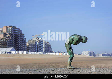 Demain l'homme Sculpture faite par la mer par l'artiste Catherine François sur l'épi le long de la côte de la mer du Nord à Knokke-Heist, Flandre occidentale, Belgique Banque D'Images