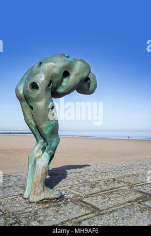 Demain l'homme Sculpture faite par la mer par l'artiste Catherine François sur l'épi le long de la côte de la mer du Nord à Knokke-Heist, Flandre occidentale, Belgique Banque D'Images