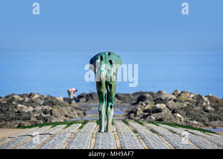 Demain l'homme Sculpture faite par la mer par l'artiste Catherine François sur l'épi le long de la côte de la mer du Nord à Knokke-Heist, Flandre occidentale, Belgique Banque D'Images