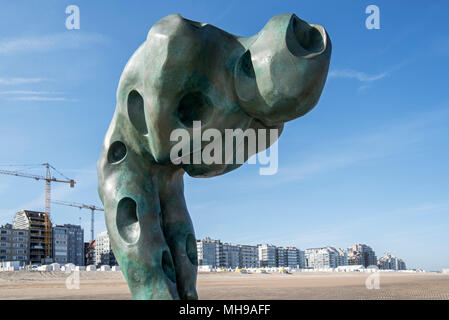 Demain l'homme Sculpture faite par la mer par l'artiste Catherine François sur l'épi le long de la côte de la mer du Nord à Knokke-Heist, Flandre occidentale, Belgique Banque D'Images