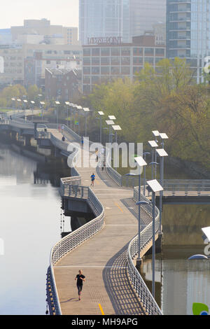 Philadelphia Skyline avec Schuylkill River Park Promenade au printemps auprès des joggeurs et des cyclistes, Philadelphie, Pennsylvanie, USA Banque D'Images