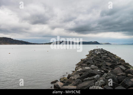 La vue de la fin de la Cobb, Lyme Regis regardant en face de Charmouth et Golden Cap, Dorset Banque D'Images