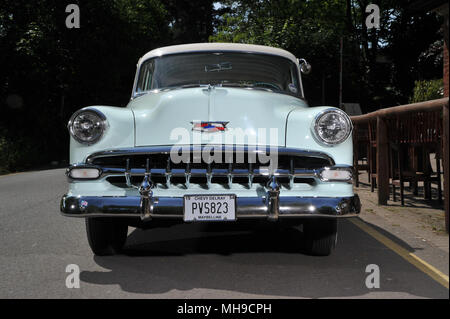 1954 Chevrolet Delray série 210 Taille moyenne berline américaine classique Banque D'Images