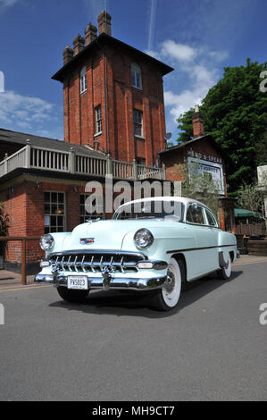 1954 Chevrolet Delray série 210 Taille moyenne berline américaine classique Banque D'Images