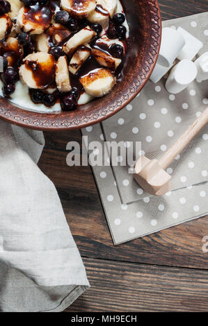 La semoule avec banane et chocolat sur fond de bois. Banque D'Images