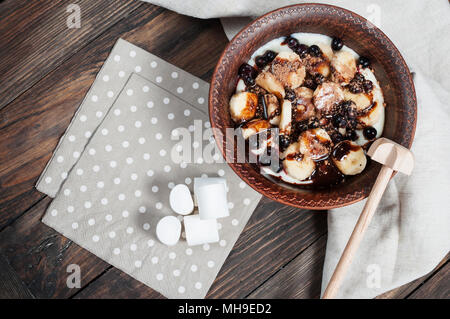 La semoule avec banane et chocolat sur fond de bois. Banque D'Images