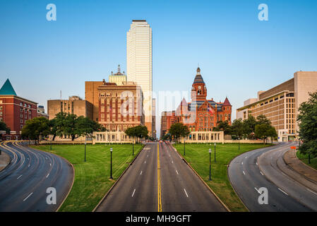 Dallas, Texas, USA skyline sur Dealey Plaza. Banque D'Images