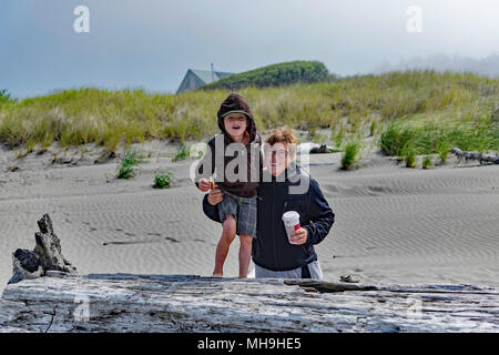 D'un famille vacances de détente sur la belle plage d'Ocean Shores, Washington, États-Unis Banque D'Images