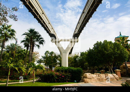 Dubaï, Émirats Arabes Unis - le 24 février 2018 : Atlantis sur la voie ferroviaire train monorail sur le Palm Island à Dubaï, utilisé pour un tour de l'île et transpo Banque D'Images