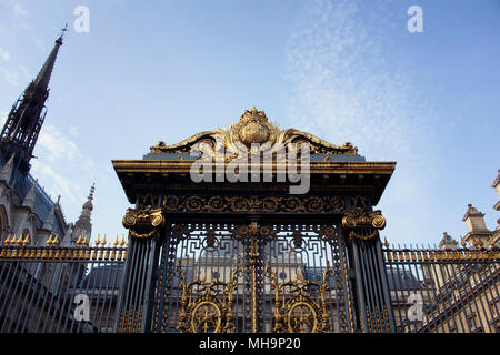 La porte de 'Palais de Justice de Paris (Palais de la ville). Logement élégants bâtiments judiciaires et une fois utilisé comme prison pour Marie Antoinette Banque D'Images