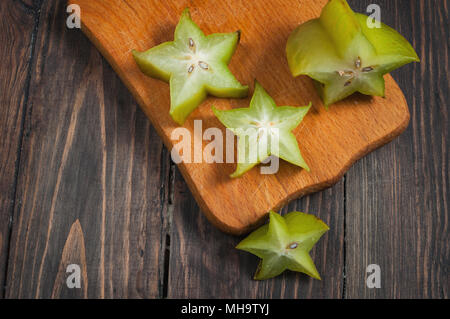 Carambole - caramboles sur fond de bois. de fruits exotiques. Banque D'Images