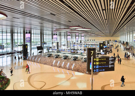 L'aéroport International Changi de Singapour, la borne 4. Le hall de départ automatique propose de nouveaux comptoirs d'enregistrement. Banque D'Images