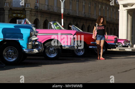 Voitures classiques sont alignés à la station de taxis à côté de Parque Central à La Havane, Cuba. Banque D'Images