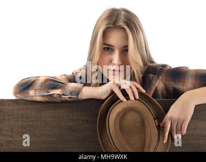 Très jolie jeune femme en chemise à carreaux marron avec hat . Belle fille isolé sur fond blanc. Copie de l'espace pour votre texte. Banque D'Images