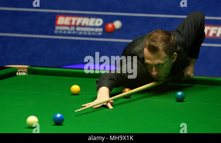 Judd Trump pendant son match contre Ricky Walden pendant dix jours du championnat du monde 2018 Betfred au creuset, Sheffield. Banque D'Images