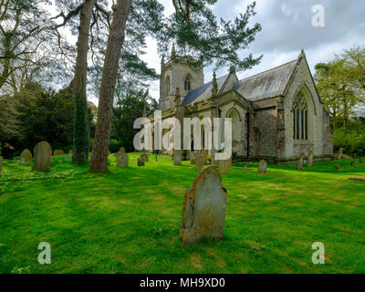 Après-midi de printemps soleil sur St James' Church, East Tisted dans le parc national des South Downs, Hampshire, Royaume-Uni Banque D'Images