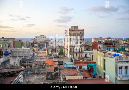 Le point de vue de La Havane depuis le bar sur le toit de la célèbre Paladar La Guarida à La Havane, Cuba. Banque D'Images